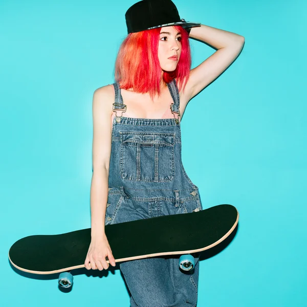 Menina bonita adolescente com cabelo rosa e skate Urban Style J — Fotografia de Stock