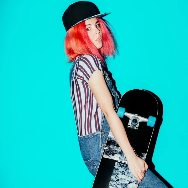 Міська дівчина з скейтбордом Вишуканий рожевий стиль волосся — стокове фото