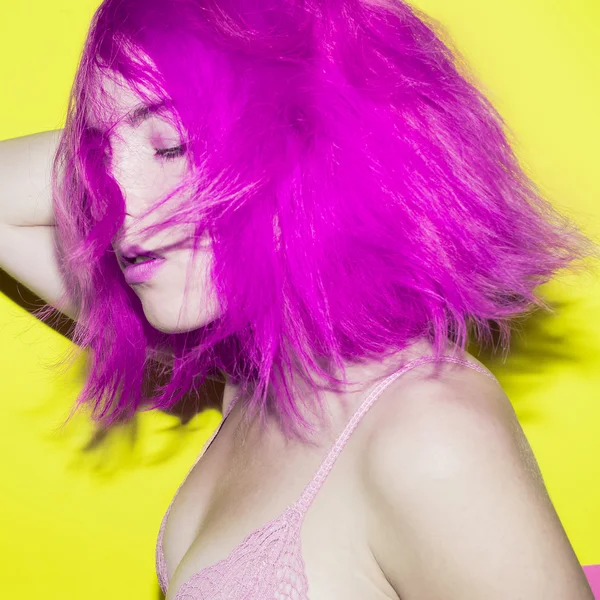 Menina modelo com cabelo roxo, moda, misturar cores tendência — Fotografia de Stock