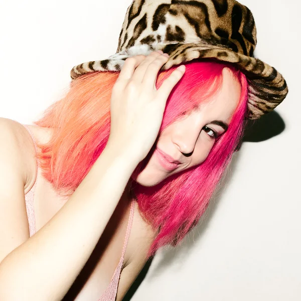 Playful Model with pink hair and fashion hat — ストック写真