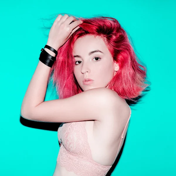 Chica bonita con pelo rojo de moda Estilo de pelo — Foto de Stock