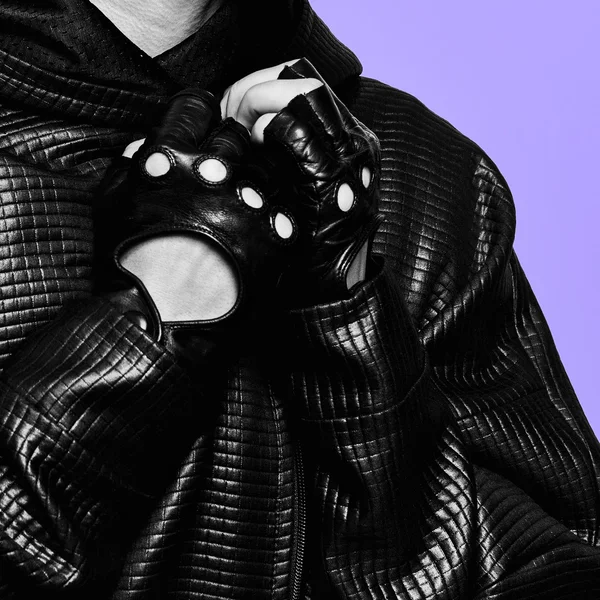 Modell in schwarzem Mantel und Lederhandschuhen Modetrend der Meere — Stockfoto