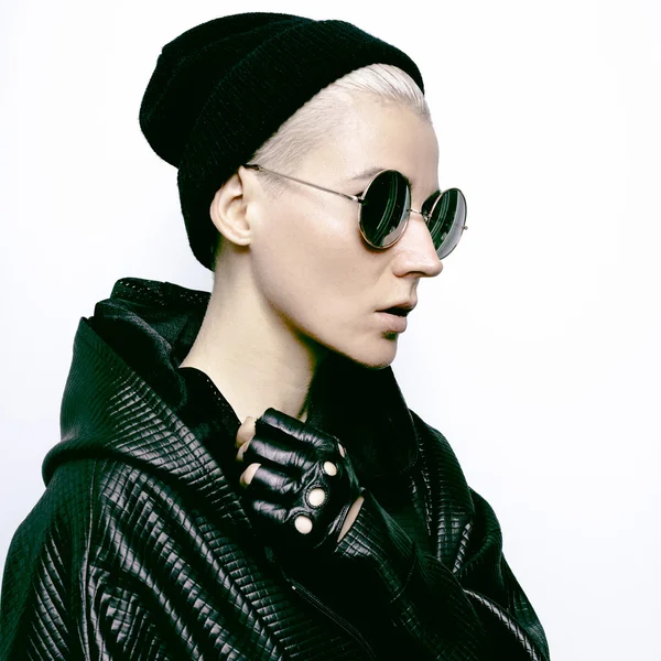 Stylisches blondes Model. Accessoires Hut und Brille. Handschuhe. bl — Stockfoto