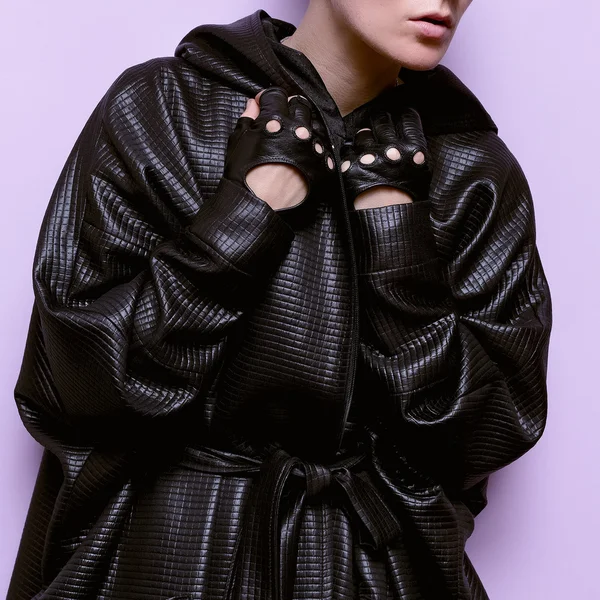 Model lange zwarte jas en handschoenen modetrend van het seizoen — Stockfoto