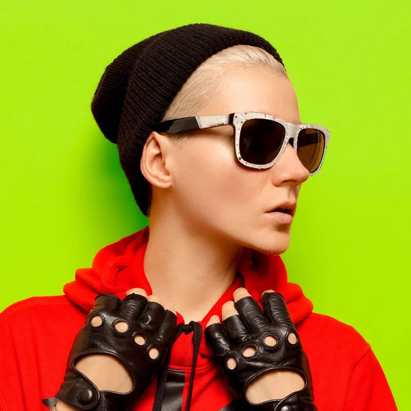 Stylisches Mädchen im Herbst Accessoires. Mütze, Handschuhe und Sonnenbrille. — Stockfoto