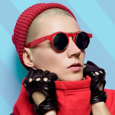 Sonbahar moda aksesuarları kız. Kırmızı şapka ve gözlük. Styl