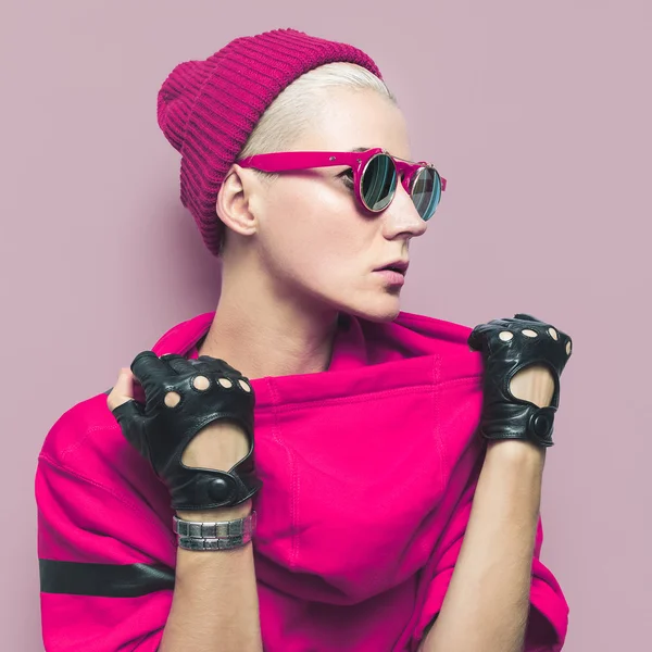 Γυαλιά, γάντια, καπέλο. Αξεσουάρ μόδας hipster. Αγοροκόριτσο μοντέλο — Φωτογραφία Αρχείου