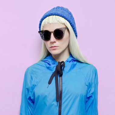 Sarışın modeli moda kıyafetler ve aksesuarlar. Hava mavi trend o