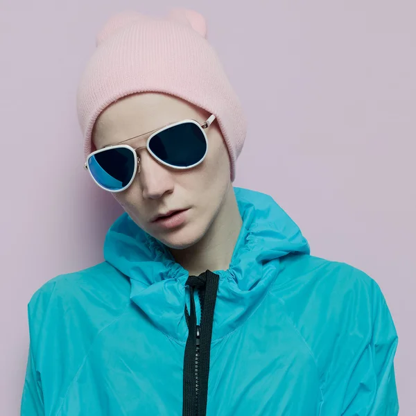 Dívka styl městské fanda módní doplňky čepice a brýle — Stock fotografie