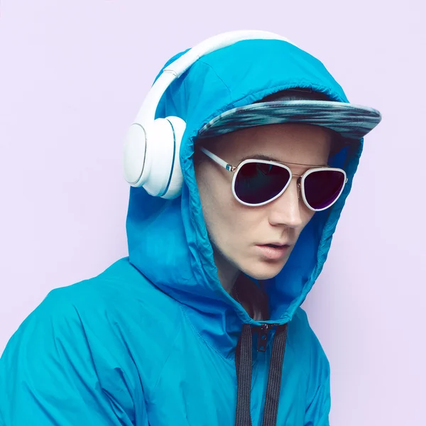 Mavi elbiseli DJ kız. Müzik tarzı Techno