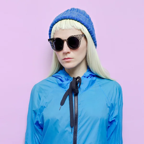 Blond modelka v módní oblečení a doplňky. o modré trend vzduchu — Stock fotografie