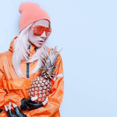 Kar ananas moda turuncu kızla parti tarzı giysiler