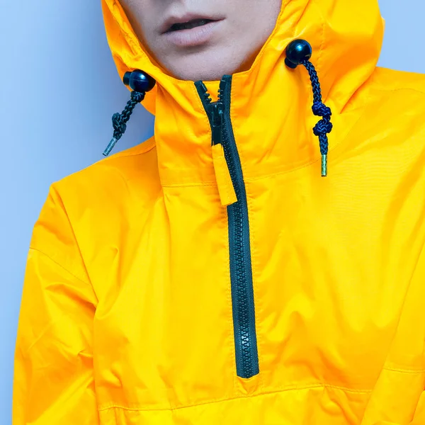 Narancssárga kabátot és a kék hideg levegő. Részletek divat — Stock Fotó