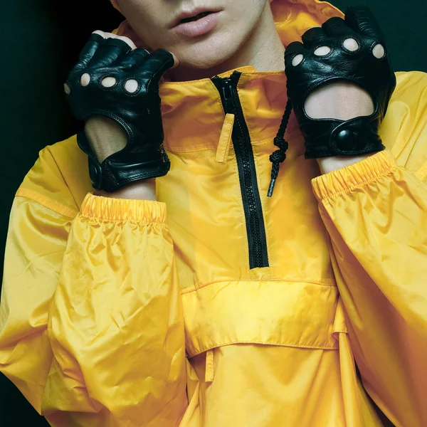 Elegantes guantes accesorios y chaqueta naranja brillante. Detalles fashi — Foto de Stock