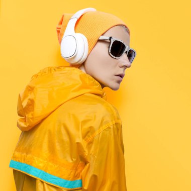 Kentsel dinamik stil. Snowboard Dj Lady. Sarı öncelik