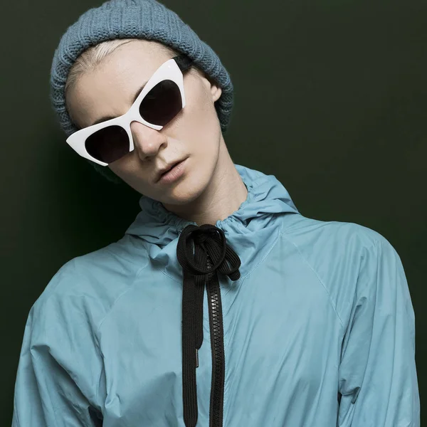 Lady hipster in stijlvol blauw kleden — Stockfoto