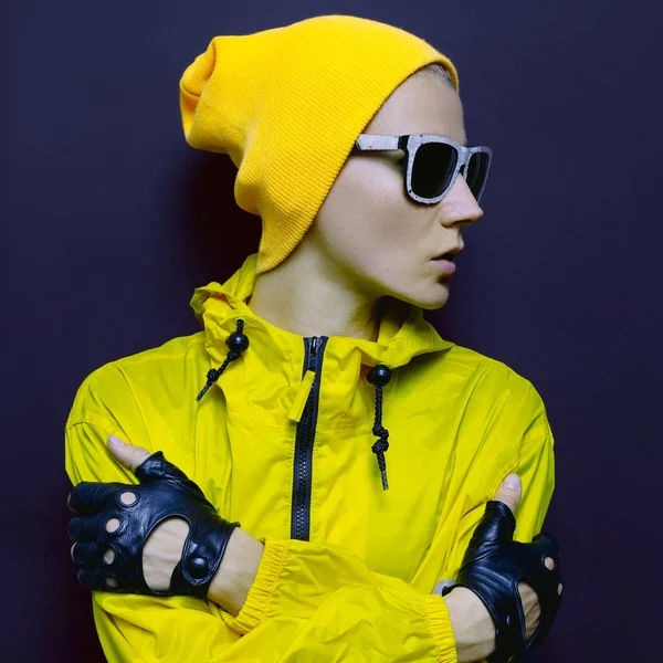 Modèle en jaune élégant vêtements de sport et accessoires. Saison lumineuse — Photo