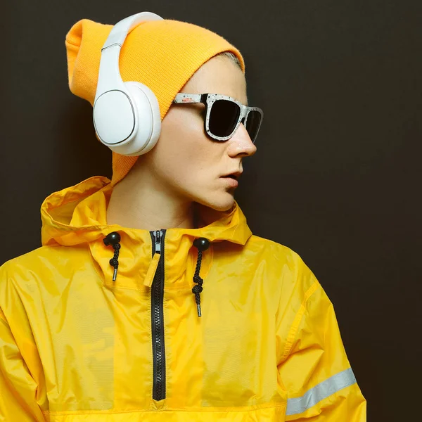 Modelo DJ em elegante sportswear amarelo e acessórios. Brilhante se — Fotografia de Stock