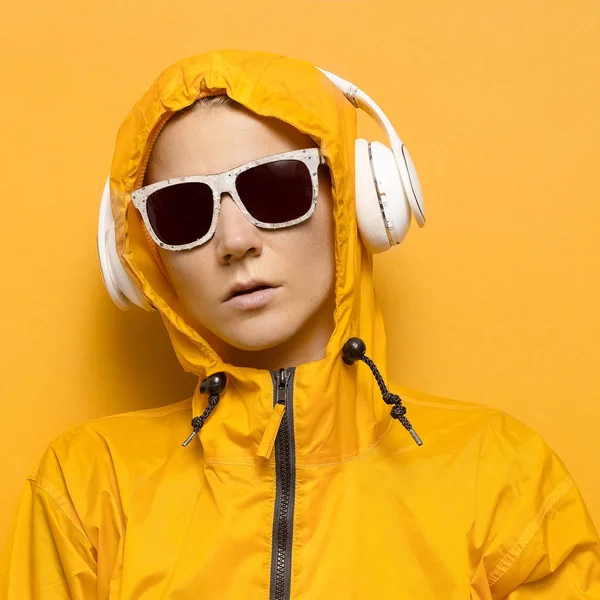 Model DJ yellow sportswear and accessories. Bright season. Snowb — Stock Photo, Image