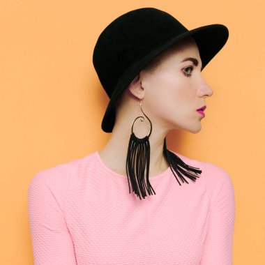 Vintage Model moda aksesuarları. Şapka, küpe,
