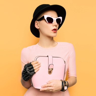 Şık Retro Bayan moda aksesuarları. Coco Chanel zaman