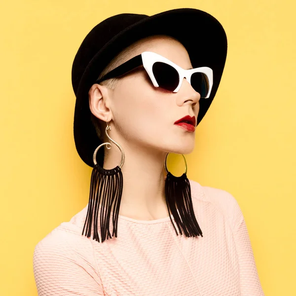 Vintage Lady em acessórios elegantes. Chapéu, óculos de sol, brincos . — Fotografia de Stock