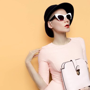 Matmazel Coco şık bir şapka ve Moda Aksesuar çantası. 