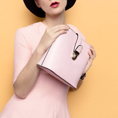 Şık retro şapka ve Aksesuar çantası modeli. Retro tarzı seviyorum
