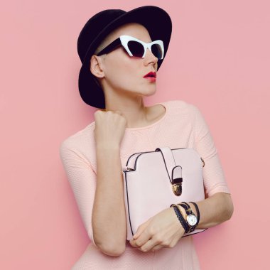 Bayan cazibe retro şapkalar ve moda aksesuarları. Gözlük ve