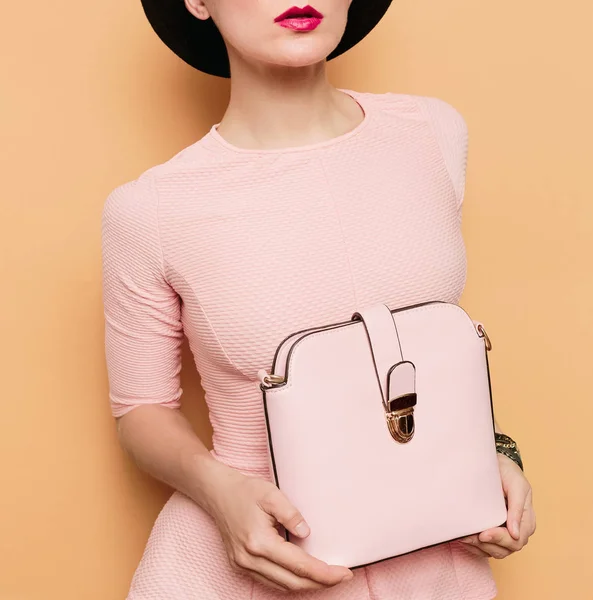 Chica en estilo retro. Accesorios sombrero y bolsa. Estilo vainilla fash — Foto de Stock