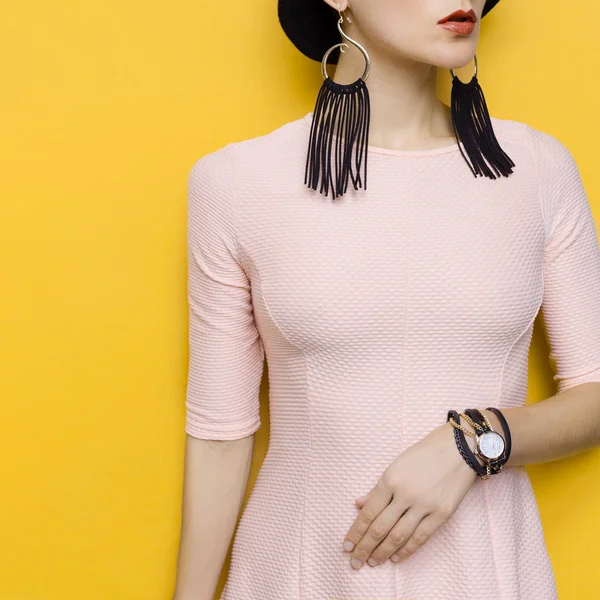 Model in mode-accessoires. Hoed, oorbellen, armband. — Stockfoto