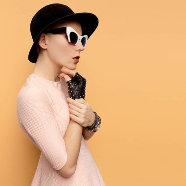 Şık Retro Bayan. Aksesuarlar gözlük ve eldiven