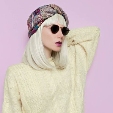 Fularlı sarışın. Sezonun Trendy Moda Aksesuar