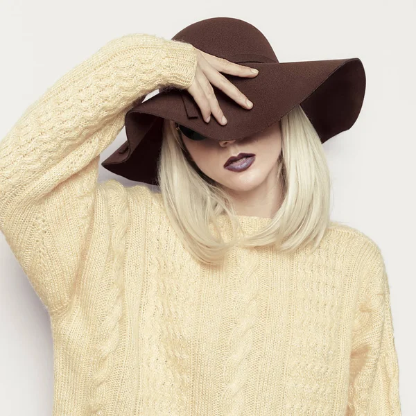 Blond sensuel en chapeau de mode. Accessoires élégants de la saison — Photo