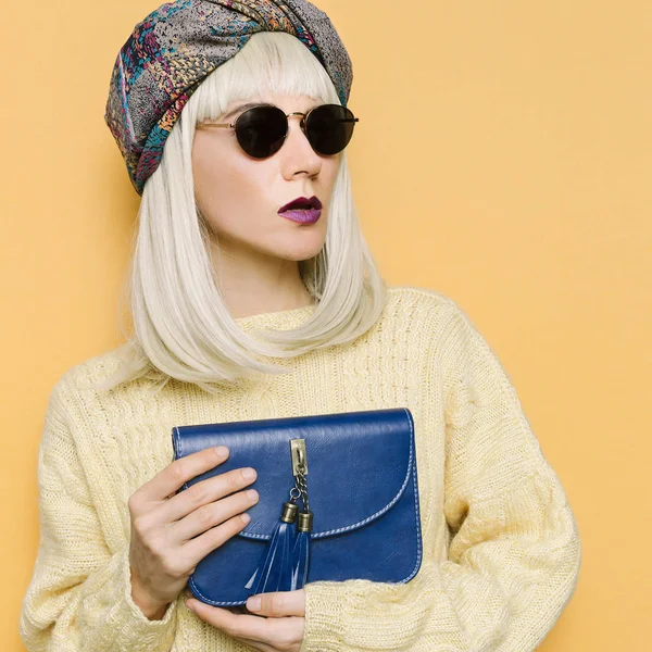 Blonde in Scarfe en tas, Trendy mode accessoire van het seizoen — Stockfoto