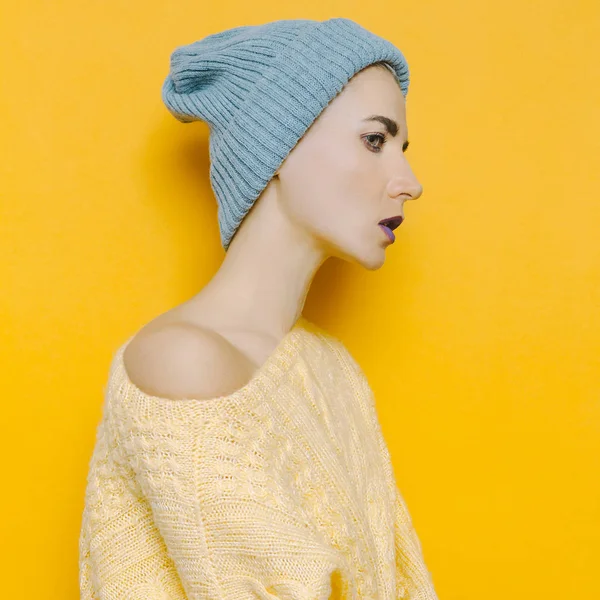 Mädchen in Strickpullover und Strickmütze. Hipster-Stil — Stockfoto