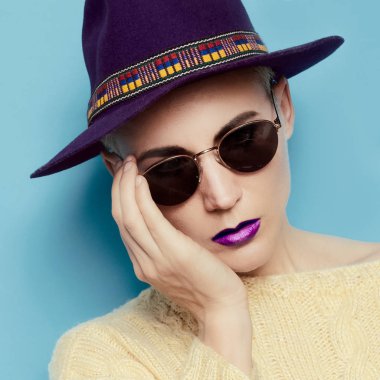 Şapka ülke ve vintage gözlük şık model