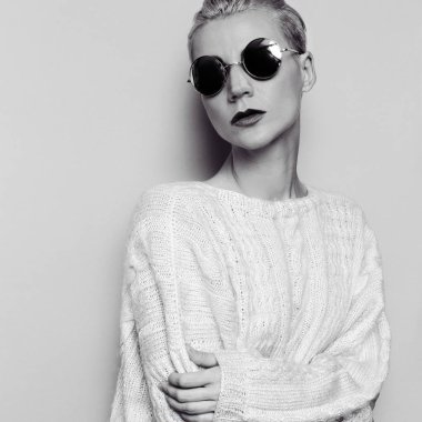 Şehvetli Bayan sıcak kazak ve şık gözlük