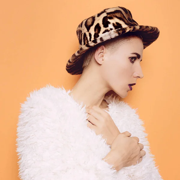 Chica con un elegante sombrero de leopardo y abrigo. Impresión sexy — Foto de Stock