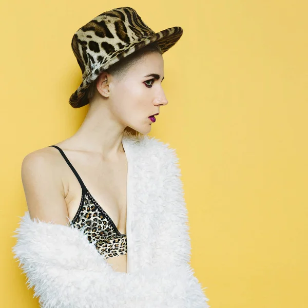 Modelo sexy en un elegante sombrero y abrigo de leopardo. Moda estilo club — Foto de Stock