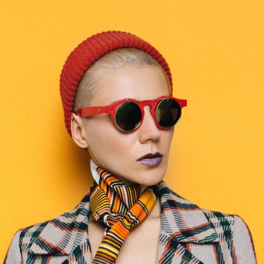 Hippi kız moda aksesuarları. Şapka ve gözlük. fashio