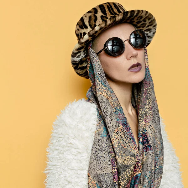 Lady's fashion accessories. Glasses, hat, scarf. — Stock Photo, Image