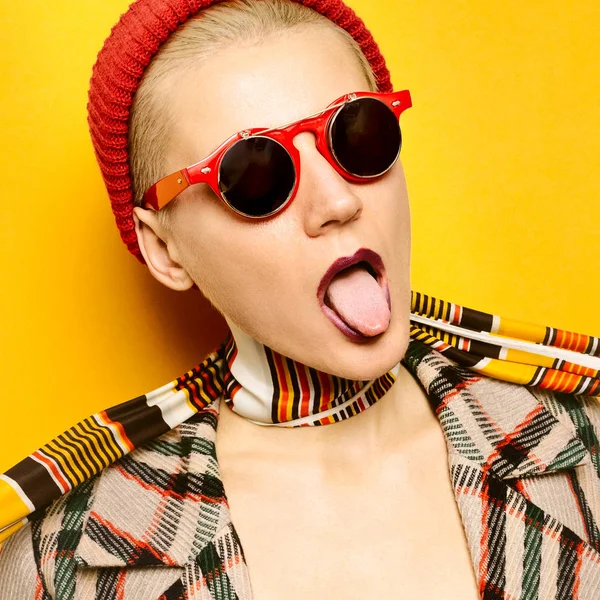 Menina Hipster brincalhão em acessórios da moda. Chapéu, óculos de sol , — Fotografia de Stock