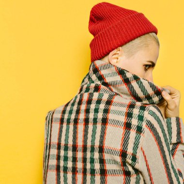 Kız kentsel hippi tarzı moda. Palto ve şapka