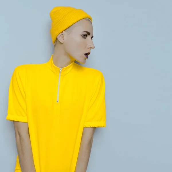Hipster menina roupas ácido brilhante estilo urbano — Fotografia de Stock