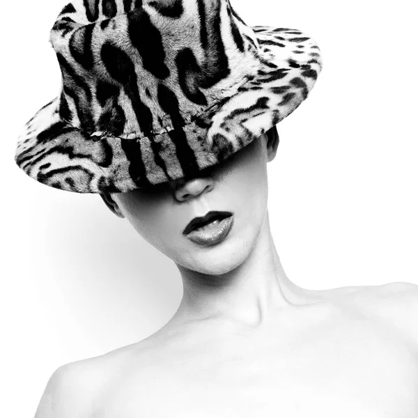 Flicka i hatt Animal Print Leopard mode — Stockfoto