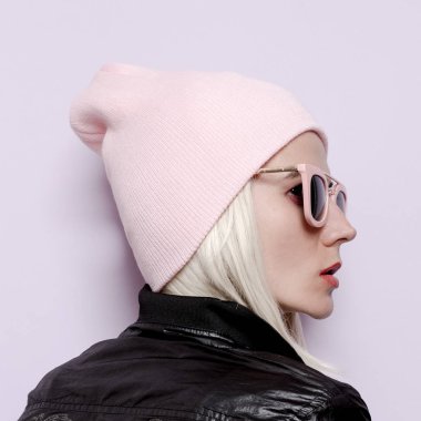 Güzel Bayan şık şapka bere ve pembe gözlük vanilya v