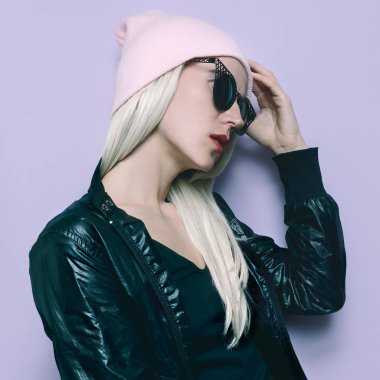 Hippi tarzı sarışın kız Swag siyah moda bere şapka. Göz alıcı