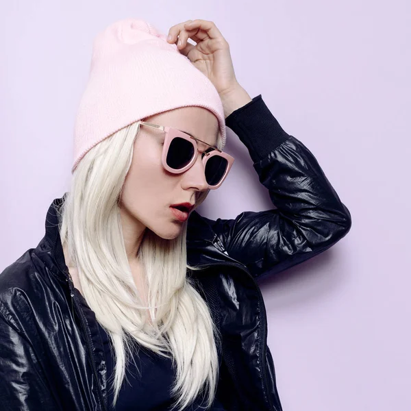 Stylish blonde in fashionable hat beanie and pink glasses Vanill — Stock Photo, Image