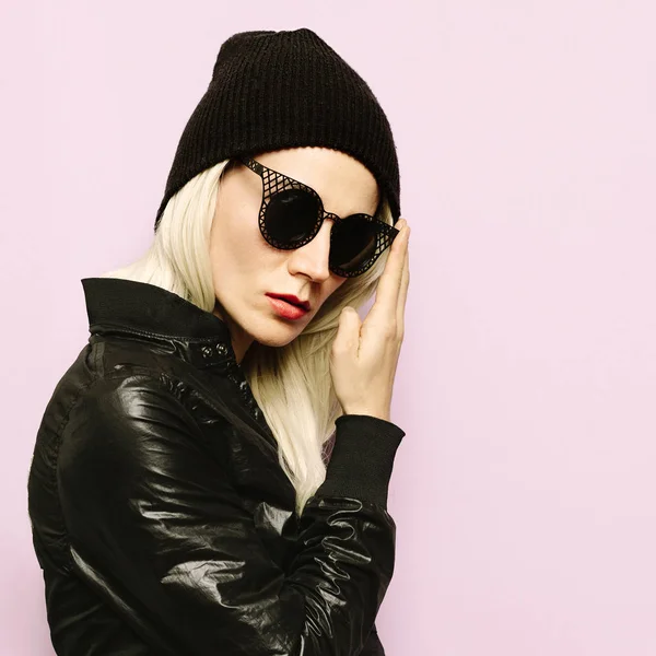 Hipster Style Blonde Girl Swag Black fashion beanie hat. Glamorous — Stock Photo, Image